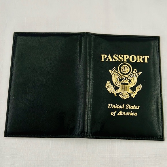 Passport Holder / Passport~United States Of America in Gold Embossing - Picture 6 of 7